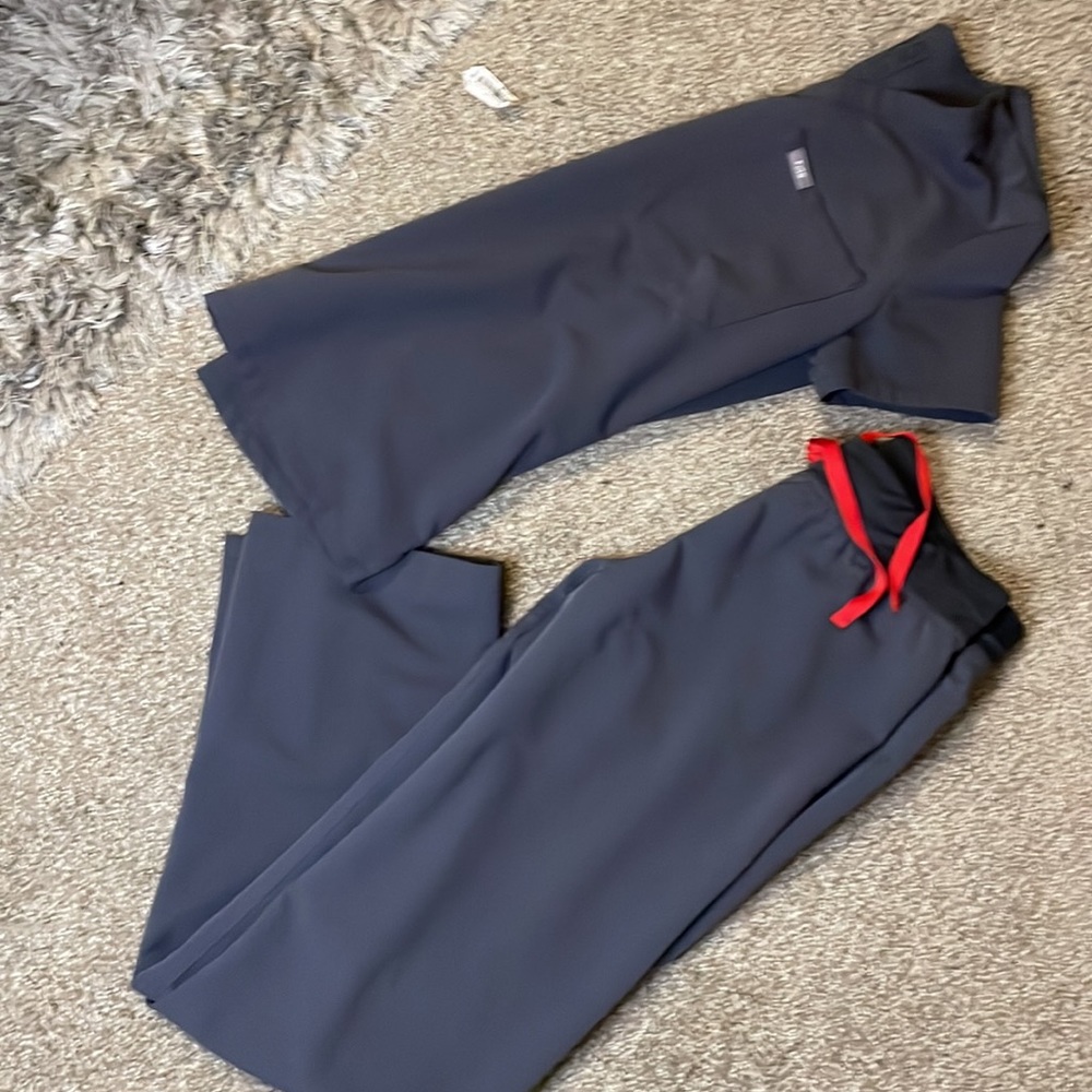 FIGS LIVINGSTON SCRUB PANT AND CATARINA TOP XS in CHARCOAL GRAY